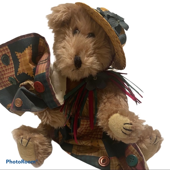 Stuffed Boyd’s Bear with straw hat & cloth quilt